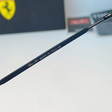 RayBan雷朋 Ferrari法拉利 跃马联名金属,鎏金细框自带高级质感,多边形框型巨显脸小 轻量镜架久戴无负担,可配 RayBan雷朋 Ferrari法拉利 跃马联名金属,鎏金细框自带高级质感,多边形框型巨显脸小 轻量镜架久戴无负担,可配