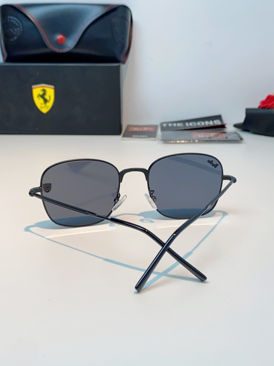 RayBan雷朋 Ferrari法拉利 跃马联名金属,鎏金细框自带高级质感,多边形框型巨显脸小 轻量镜架久戴无负担,可配 RayBan雷朋 Ferrari法拉利 跃马联名金属,鎏金细框自带高级质感,多边形框型巨显脸小 轻量镜架久戴无负担,可配
