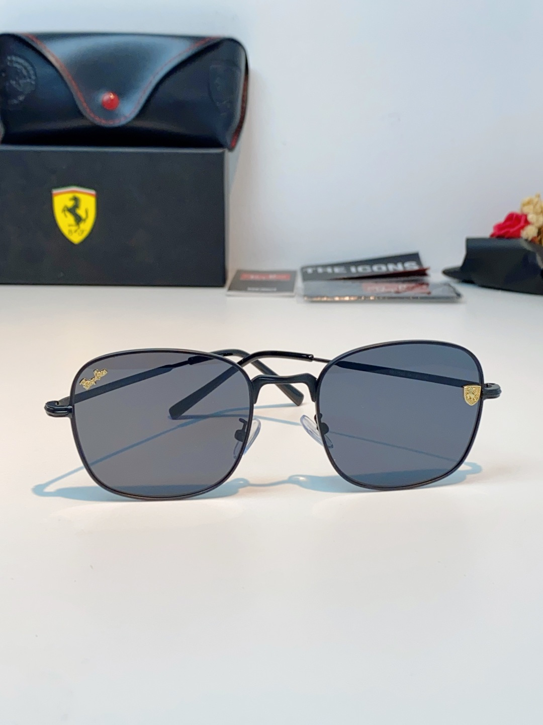 RayBan雷朋 Ferrari法拉利 跃马联名金属,鎏金细框自带高级质感,多边形框型巨显脸小 轻量镜架久戴无负担,可配 RayBan雷朋 Ferrari法拉利 跃马联名金属,鎏金细框自带高级质感,多边形框型巨显脸小 轻量镜架久戴无负担,可配