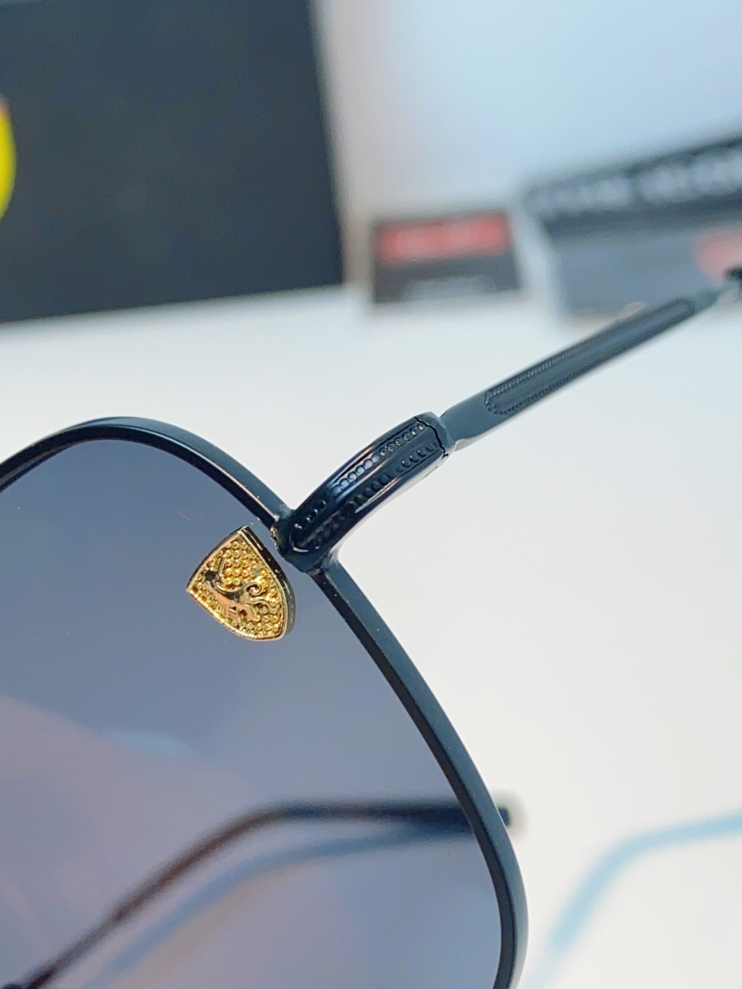 RayBan雷朋 Ferrari法拉利 跃马联名金属,鎏金细框自带高级质感,多边形框型巨显脸小 轻量镜架久戴无负担,可配 RayBan雷朋 Ferrari法拉利 跃马联名金属,鎏金细框自带高级质感,多边形框型巨显脸小 轻量镜架久戴无负担,可配