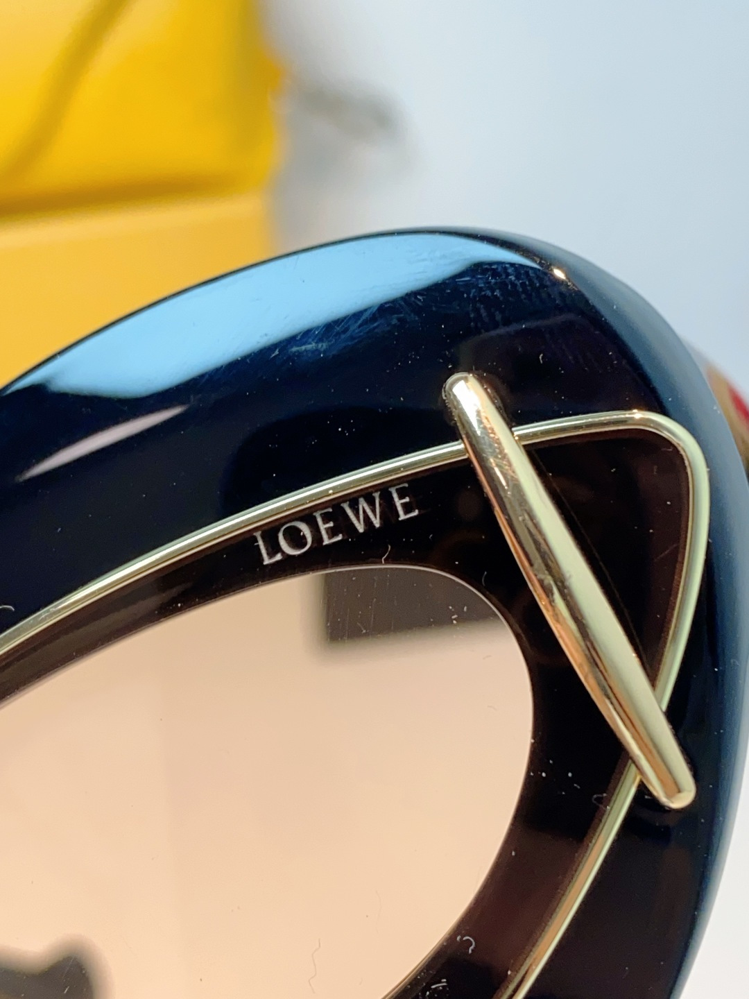 ▫️Loewe罗意威 2026新款双层镂空猫眼墨镜,流体椭圆框+双层金属金边,小众不撞款 上扬猫眼巨修饰脸型,深灰镜片防 ▫️Loewe罗意威 2026新款双层镂空猫眼墨镜,流体椭圆框+双层金属金边,小众不撞款 上扬猫眼巨修饰脸型,深灰镜片防