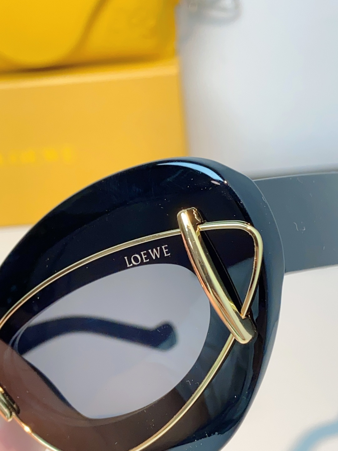 ▫️Loewe罗意威 2026新款双层镂空猫眼墨镜，流体椭圆框+双层金属金边，小众不撞款 上扬猫眼巨修饰脸型，深灰镜片防