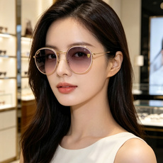 RayBan雷朋 Ferrari联名复古圆框太阳镜,把超跑的利落格调戴在脸上。哑光细金属镜架纤细轻盈,久戴无压鼻负担,经 RayBan雷朋 Ferrari联名复古圆框太阳镜,把超跑的利落格调戴在脸上。哑光细金属镜架纤细轻盈,久戴无压鼻负担,经