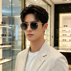 RayBan雷朋 Ferrari联名复古圆框太阳镜,把超跑的利落格调戴在脸上。哑光细金属镜架纤细轻盈,久戴无压鼻负担,经 RayBan雷朋 Ferrari联名复古圆框太阳镜,把超跑的利落格调戴在脸上。哑光细金属镜架纤细轻盈,久戴无压鼻负担,经