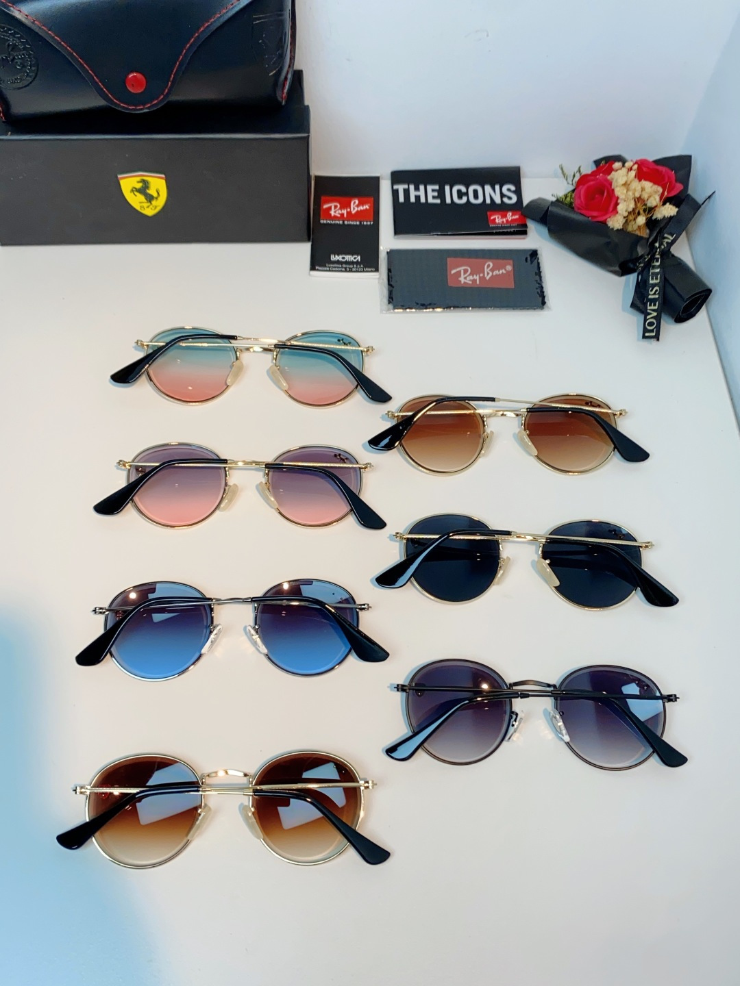 RayBan雷朋 Ferrari联名复古圆框太阳镜,把超跑的利落格调戴在脸上。哑光细金属镜架纤细轻盈,久戴无压鼻负担,经 RayBan雷朋 Ferrari联名复古圆框太阳镜,把超跑的利落格调戴在脸上。哑光细金属镜架纤细轻盈,久戴无压鼻负担,经