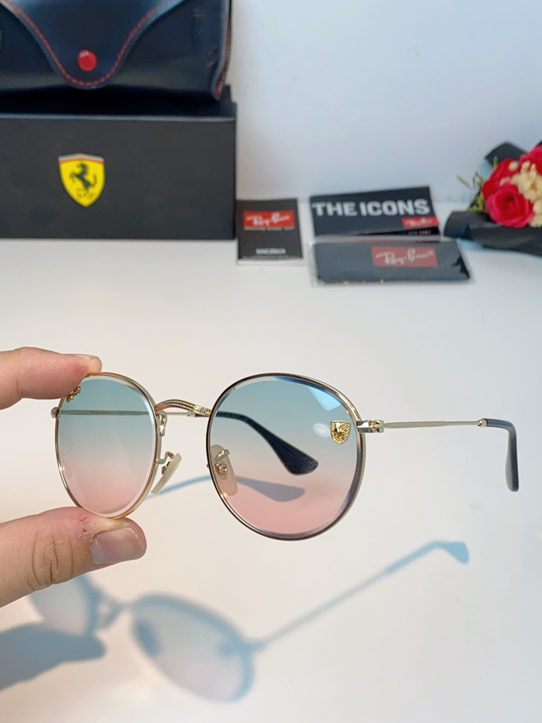 RayBan雷朋 Ferrari联名复古圆框太阳镜,把超跑的利落格调戴在脸上。哑光细金属镜架纤细轻盈,久戴无压鼻负担,经 RayBan雷朋 Ferrari联名复古圆框太阳镜,把超跑的利落格调戴在脸上。哑光细金属镜架纤细轻盈,久戴无压鼻负担,经