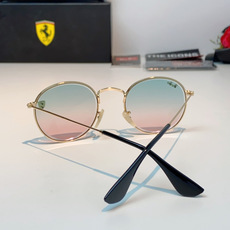 RayBan雷朋 Ferrari联名复古圆框太阳镜,把超跑的利落格调戴在脸上。哑光细金属镜架纤细轻盈,久戴无压鼻负担,经 RayBan雷朋 Ferrari联名复古圆框太阳镜,把超跑的利落格调戴在脸上。哑光细金属镜架纤细轻盈,久戴无压鼻负担,经