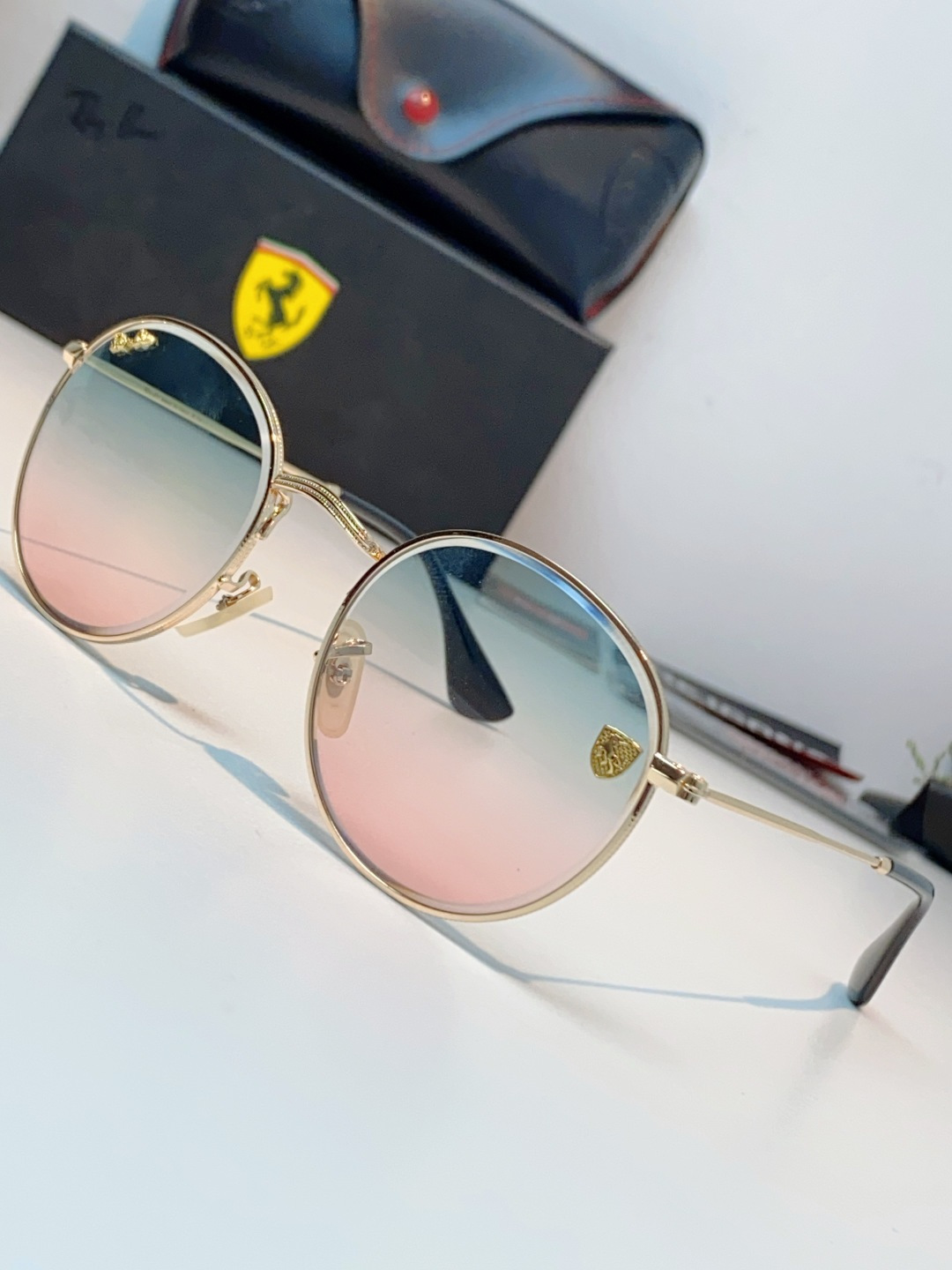 RayBan雷朋 Ferrari联名复古圆框太阳镜,把超跑的利落格调戴在脸上。哑光细金属镜架纤细轻盈,久戴无压鼻负担,经 RayBan雷朋 Ferrari联名复古圆框太阳镜,把超跑的利落格调戴在脸上。哑光细金属镜架纤细轻盈,久戴无压鼻负担,经