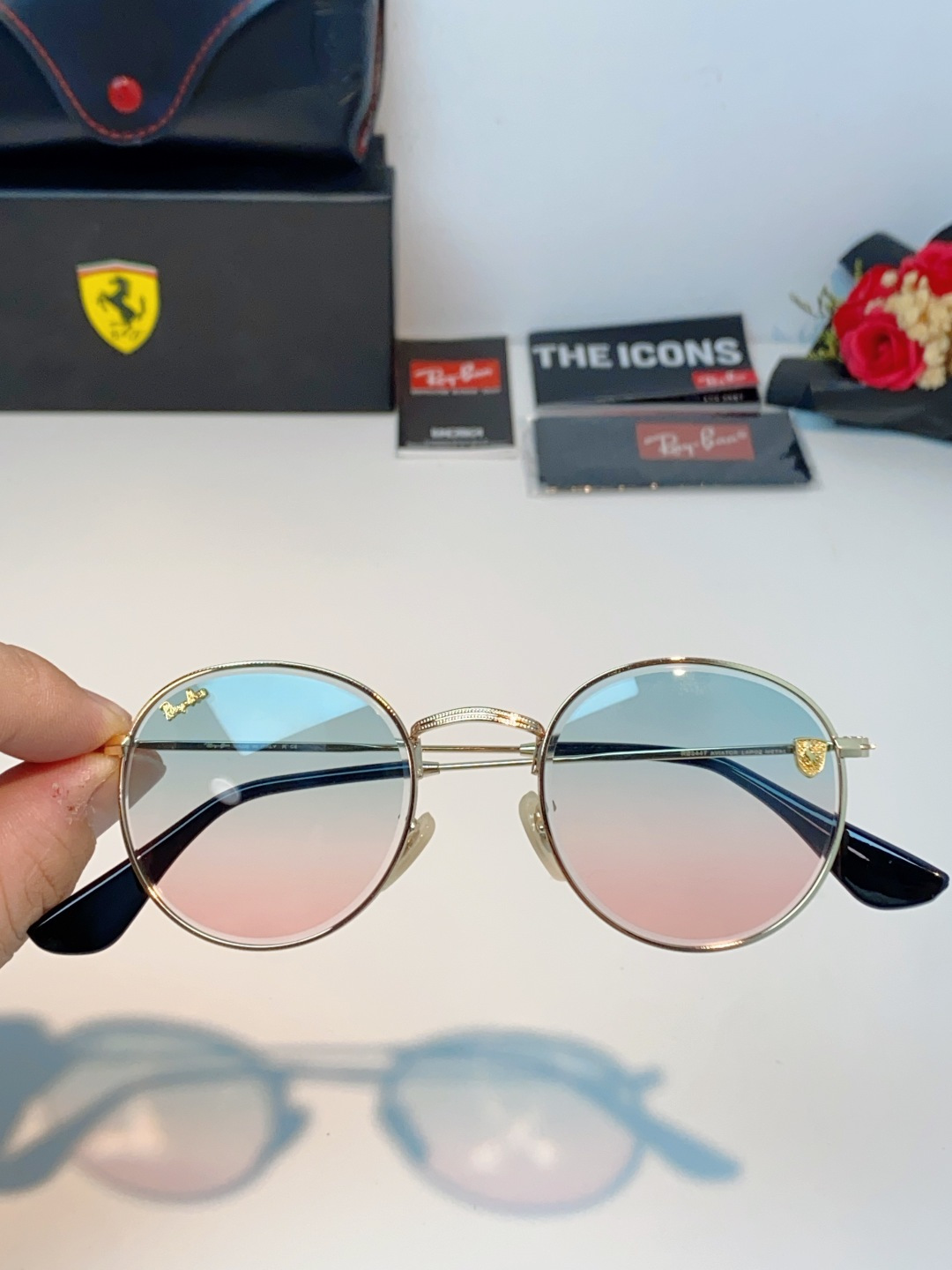 RayBan雷朋 Ferrari联名复古圆框太阳镜,把超跑的利落格调戴在脸上。哑光细金属镜架纤细轻盈,久戴无压鼻负担,经 RayBan雷朋 Ferrari联名复古圆框太阳镜,把超跑的利落格调戴在脸上。哑光细金属镜架纤细轻盈,久戴无压鼻负担,经