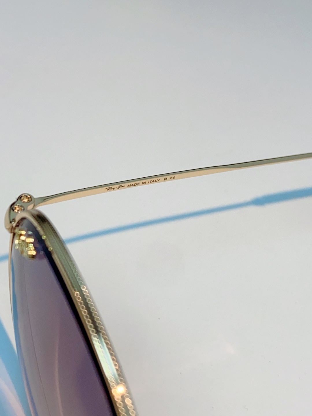 RayBan雷朋 Ferrari联名复古圆框太阳镜,把超跑的利落格调戴在脸上。哑光细金属镜架纤细轻盈,久戴无压鼻负担,经 RayBan雷朋 Ferrari联名复古圆框太阳镜,把超跑的利落格调戴在脸上。哑光细金属镜架纤细轻盈,久戴无压鼻负担,经