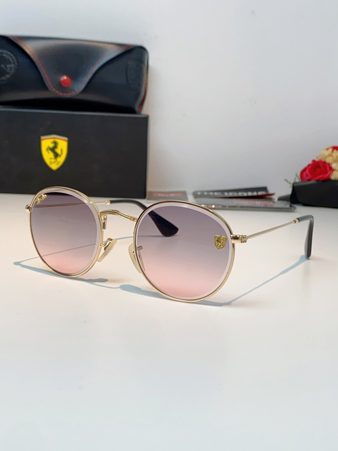RayBan雷朋 Ferrari联名复古圆框太阳镜,把超跑的利落格调戴在脸上。哑光细金属镜架纤细轻盈,久戴无压鼻负担,经 RayBan雷朋 Ferrari联名复古圆框太阳镜,把超跑的利落格调戴在脸上。哑光细金属镜架纤细轻盈,久戴无压鼻负担,经