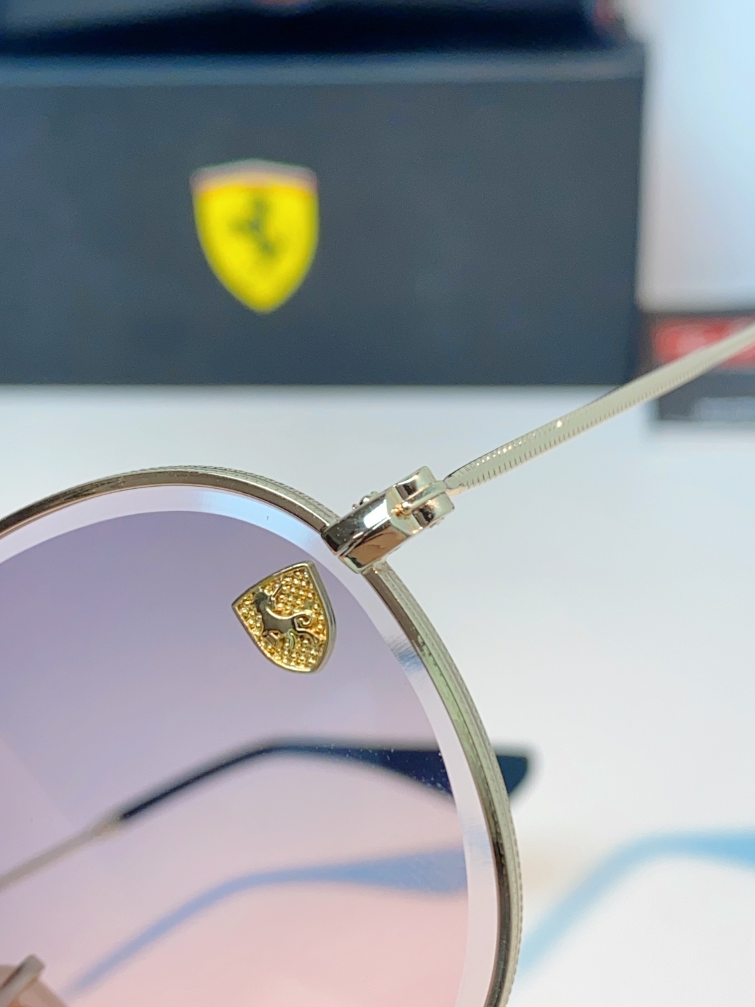 RayBan雷朋 Ferrari联名复古圆框太阳镜,把超跑的利落格调戴在脸上。哑光细金属镜架纤细轻盈,久戴无压鼻负担,经 RayBan雷朋 Ferrari联名复古圆框太阳镜,把超跑的利落格调戴在脸上。哑光细金属镜架纤细轻盈,久戴无压鼻负担,经