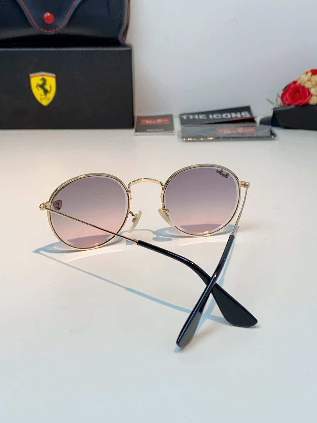 RayBan雷朋 Ferrari联名复古圆框太阳镜,把超跑的利落格调戴在脸上。哑光细金属镜架纤细轻盈,久戴无压鼻负担,经 RayBan雷朋 Ferrari联名复古圆框太阳镜,把超跑的利落格调戴在脸上。哑光细金属镜架纤细轻盈,久戴无压鼻负担,经