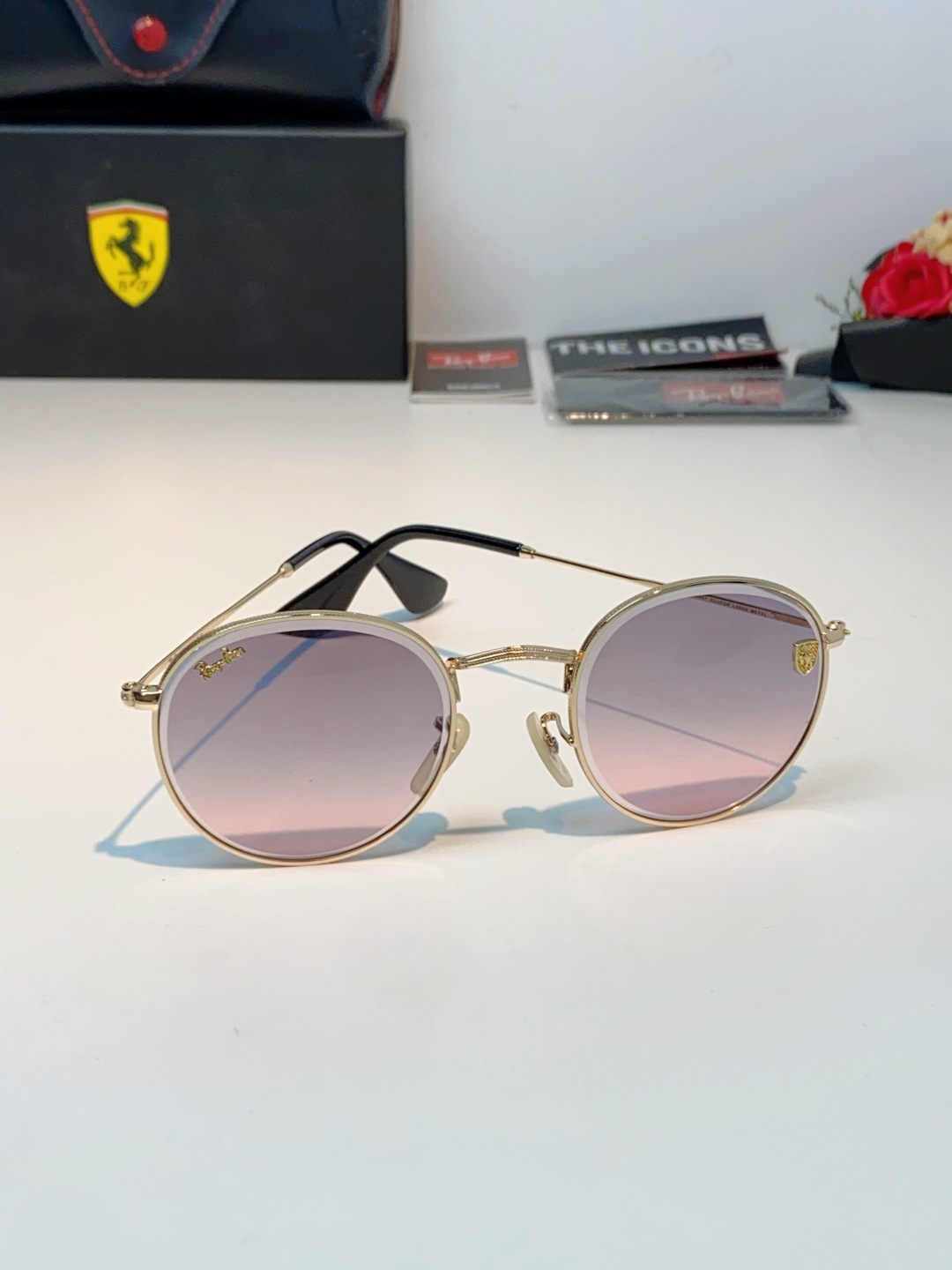 RayBan雷朋 Ferrari联名复古圆框太阳镜,把超跑的利落格调戴在脸上。哑光细金属镜架纤细轻盈,久戴无压鼻负担,经 RayBan雷朋 Ferrari联名复古圆框太阳镜,把超跑的利落格调戴在脸上。哑光细金属镜架纤细轻盈,久戴无压鼻负担,经