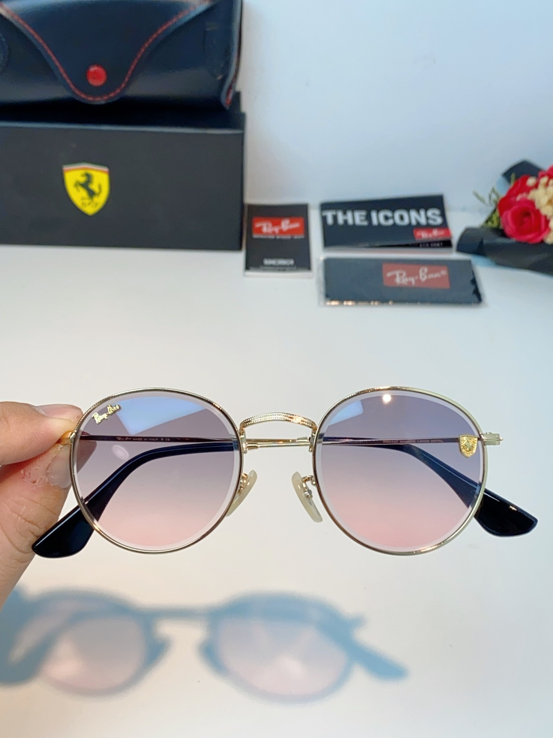 RayBan雷朋 Ferrari联名复古圆框太阳镜,把超跑的利落格调戴在脸上。哑光细金属镜架纤细轻盈,久戴无压鼻负担,经 RayBan雷朋 Ferrari联名复古圆框太阳镜,把超跑的利落格调戴在脸上。哑光细金属镜架纤细轻盈,久戴无压鼻负担,经