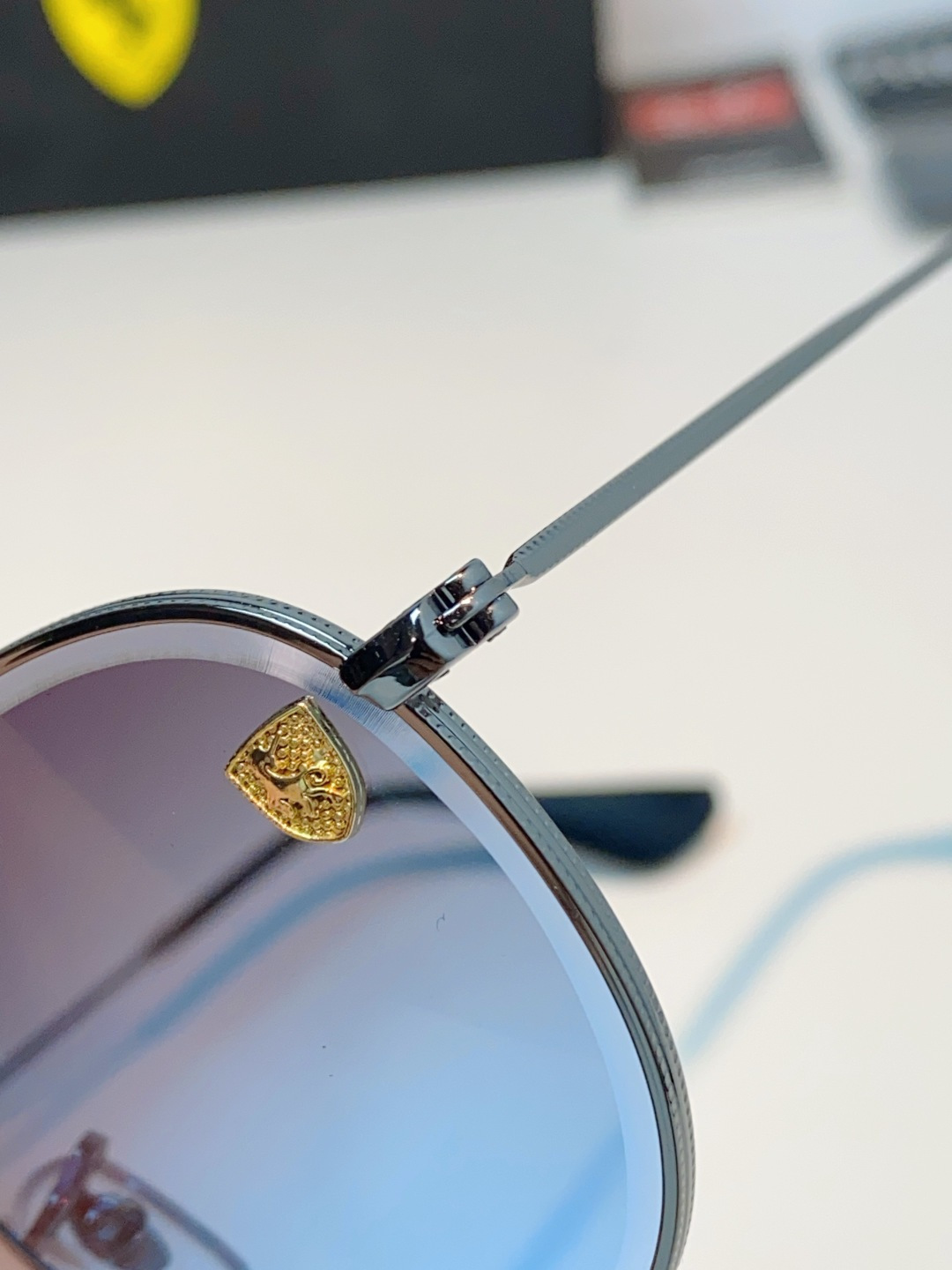 RayBan雷朋 Ferrari联名复古圆框太阳镜,把超跑的利落格调戴在脸上。哑光细金属镜架纤细轻盈,久戴无压鼻负担,经 RayBan雷朋 Ferrari联名复古圆框太阳镜,把超跑的利落格调戴在脸上。哑光细金属镜架纤细轻盈,久戴无压鼻负担,经