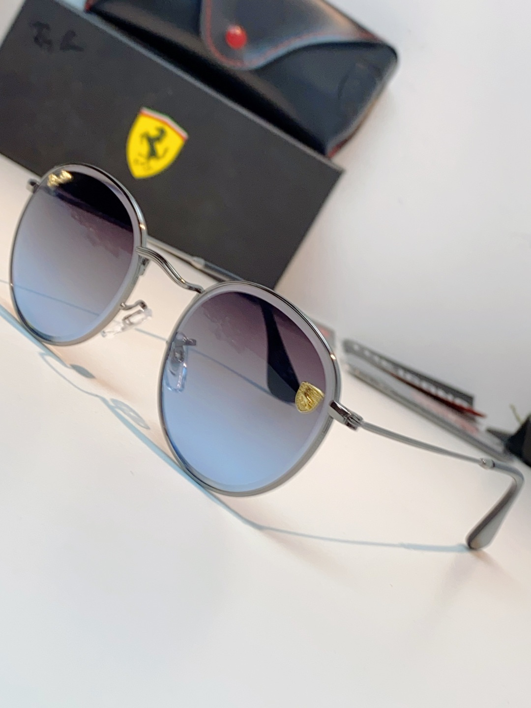 RayBan雷朋 Ferrari联名复古圆框太阳镜,把超跑的利落格调戴在脸上。哑光细金属镜架纤细轻盈,久戴无压鼻负担,经 RayBan雷朋 Ferrari联名复古圆框太阳镜,把超跑的利落格调戴在脸上。哑光细金属镜架纤细轻盈,久戴无压鼻负担,经