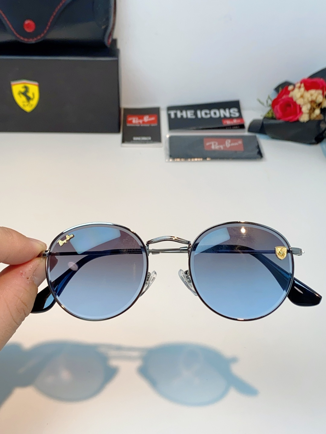 RayBan雷朋 Ferrari联名复古圆框太阳镜,把超跑的利落格调戴在脸上。哑光细金属镜架纤细轻盈,久戴无压鼻负担,经 RayBan雷朋 Ferrari联名复古圆框太阳镜,把超跑的利落格调戴在脸上。哑光细金属镜架纤细轻盈,久戴无压鼻负担,经