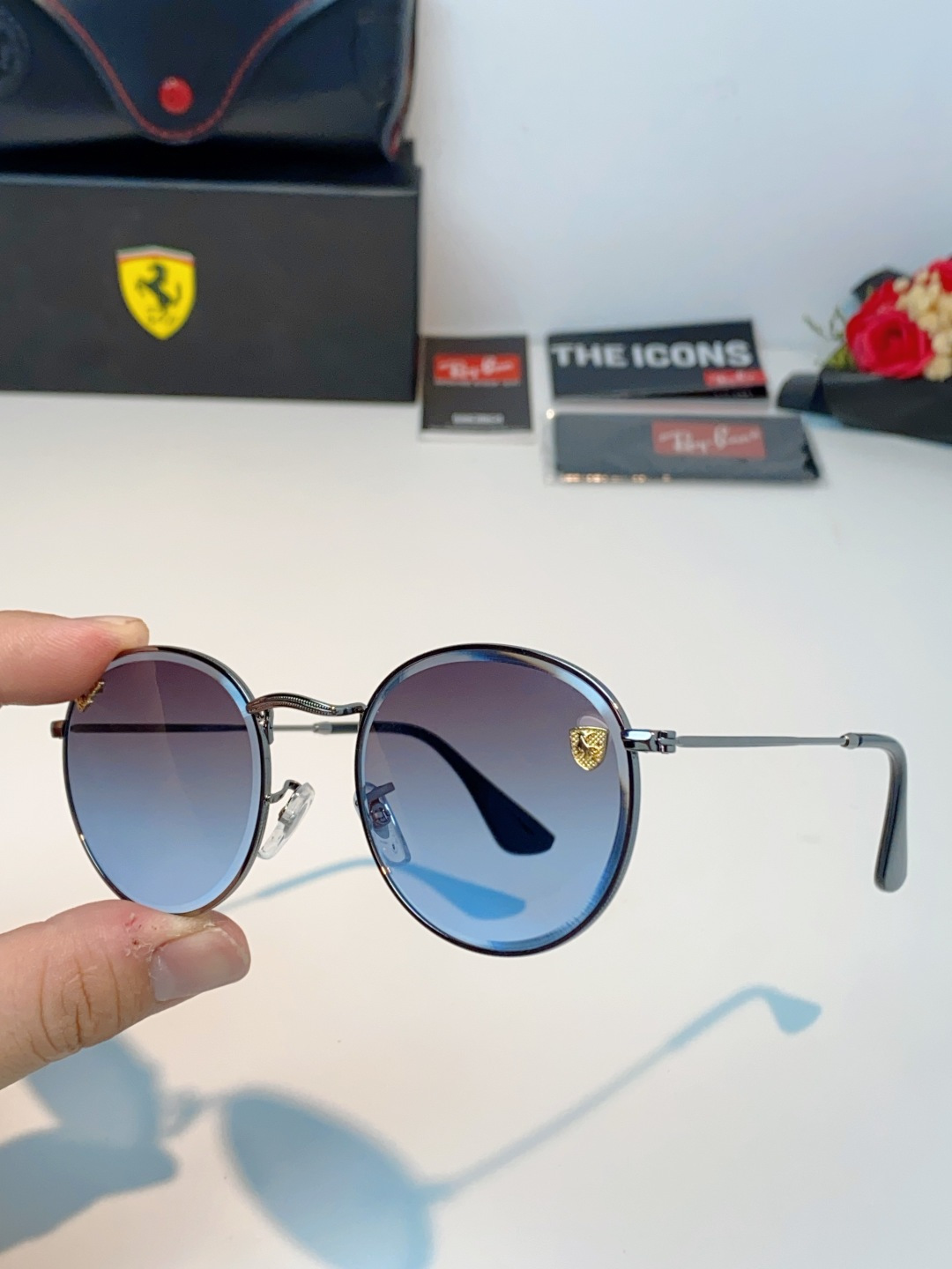 RayBan雷朋 Ferrari联名复古圆框太阳镜,把超跑的利落格调戴在脸上。哑光细金属镜架纤细轻盈,久戴无压鼻负担,经 RayBan雷朋 Ferrari联名复古圆框太阳镜,把超跑的利落格调戴在脸上。哑光细金属镜架纤细轻盈,久戴无压鼻负担,经