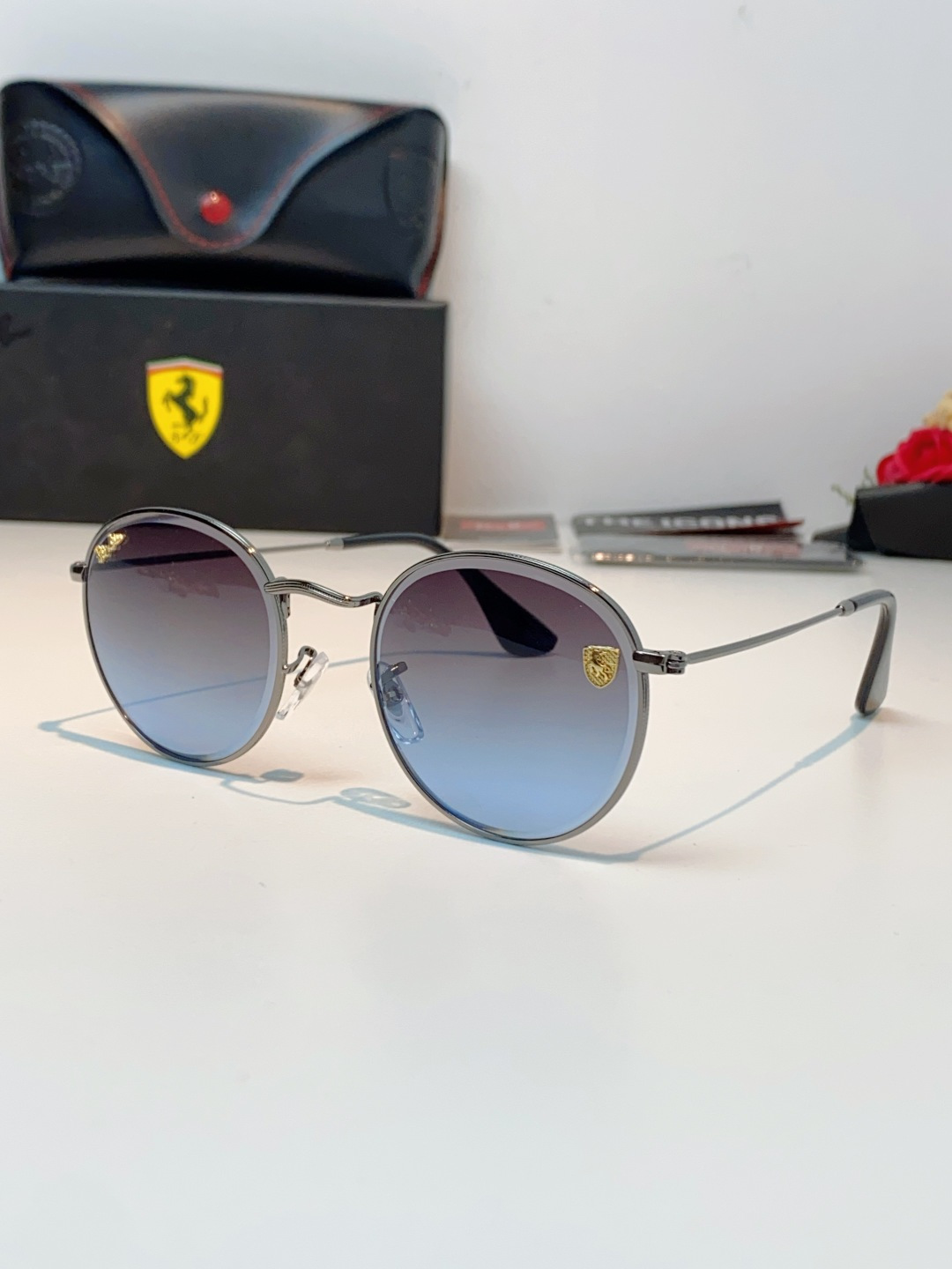 RayBan雷朋 Ferrari联名复古圆框太阳镜,把超跑的利落格调戴在脸上。哑光细金属镜架纤细轻盈,久戴无压鼻负担,经 RayBan雷朋 Ferrari联名复古圆框太阳镜,把超跑的利落格调戴在脸上。哑光细金属镜架纤细轻盈,久戴无压鼻负担,经