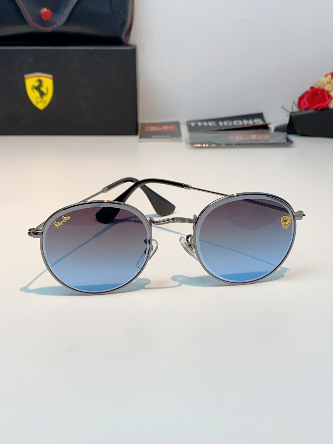 RayBan雷朋 Ferrari联名复古圆框太阳镜,把超跑的利落格调戴在脸上。哑光细金属镜架纤细轻盈,久戴无压鼻负担,经 RayBan雷朋 Ferrari联名复古圆框太阳镜,把超跑的利落格调戴在脸上。哑光细金属镜架纤细轻盈,久戴无压鼻负担,经