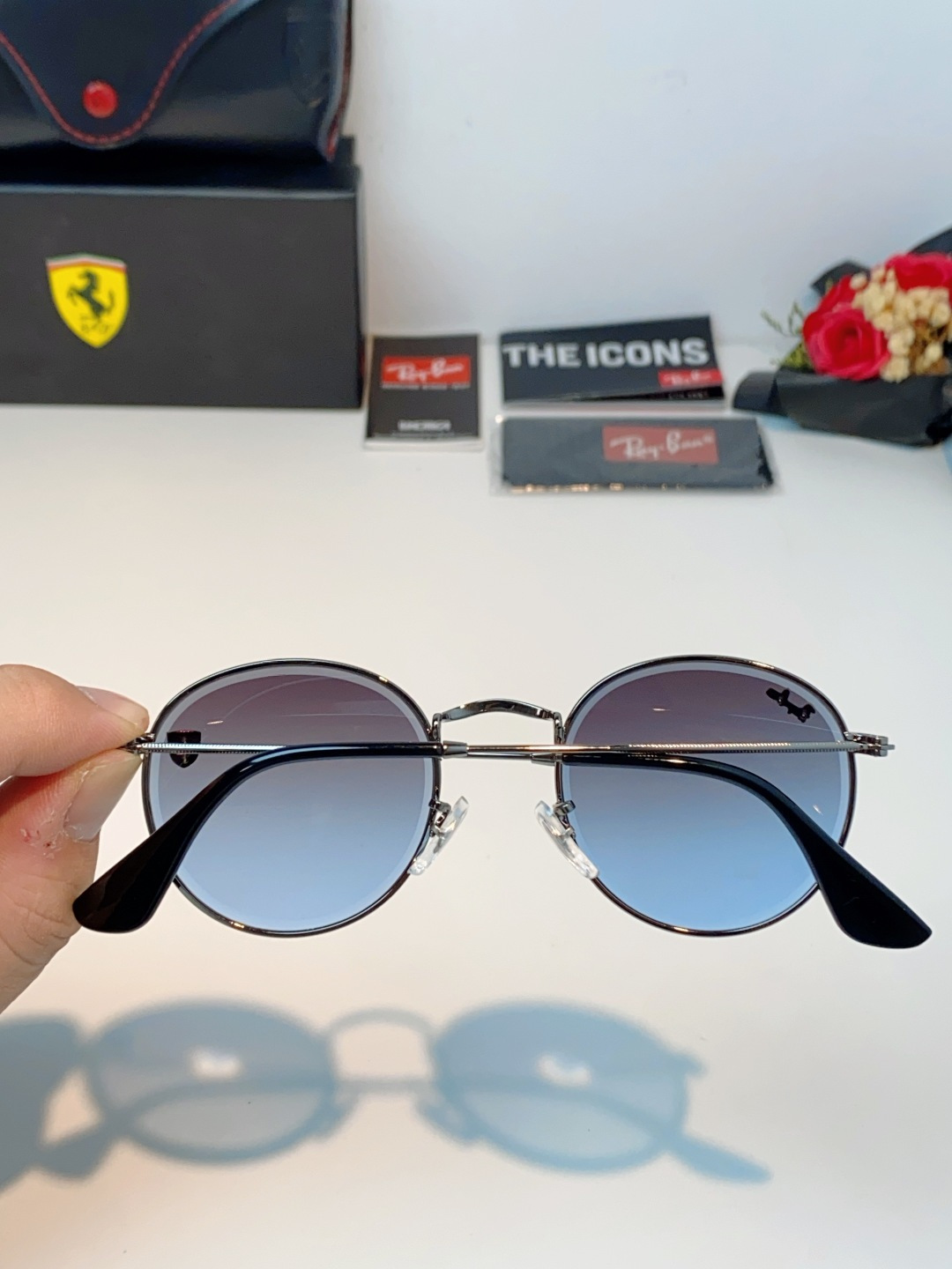 RayBan雷朋 Ferrari联名复古圆框太阳镜,把超跑的利落格调戴在脸上。哑光细金属镜架纤细轻盈,久戴无压鼻负担,经 RayBan雷朋 Ferrari联名复古圆框太阳镜,把超跑的利落格调戴在脸上。哑光细金属镜架纤细轻盈,久戴无压鼻负担,经