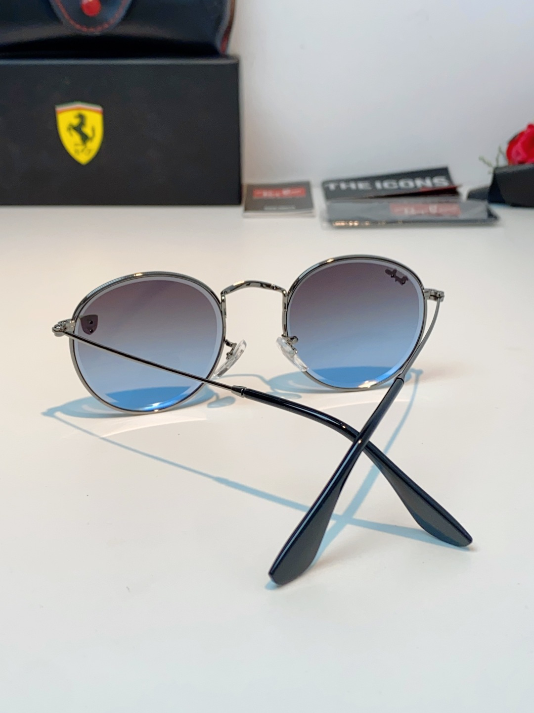 RayBan雷朋 Ferrari联名复古圆框太阳镜,把超跑的利落格调戴在脸上。哑光细金属镜架纤细轻盈,久戴无压鼻负担,经 RayBan雷朋 Ferrari联名复古圆框太阳镜,把超跑的利落格调戴在脸上。哑光细金属镜架纤细轻盈,久戴无压鼻负担,经