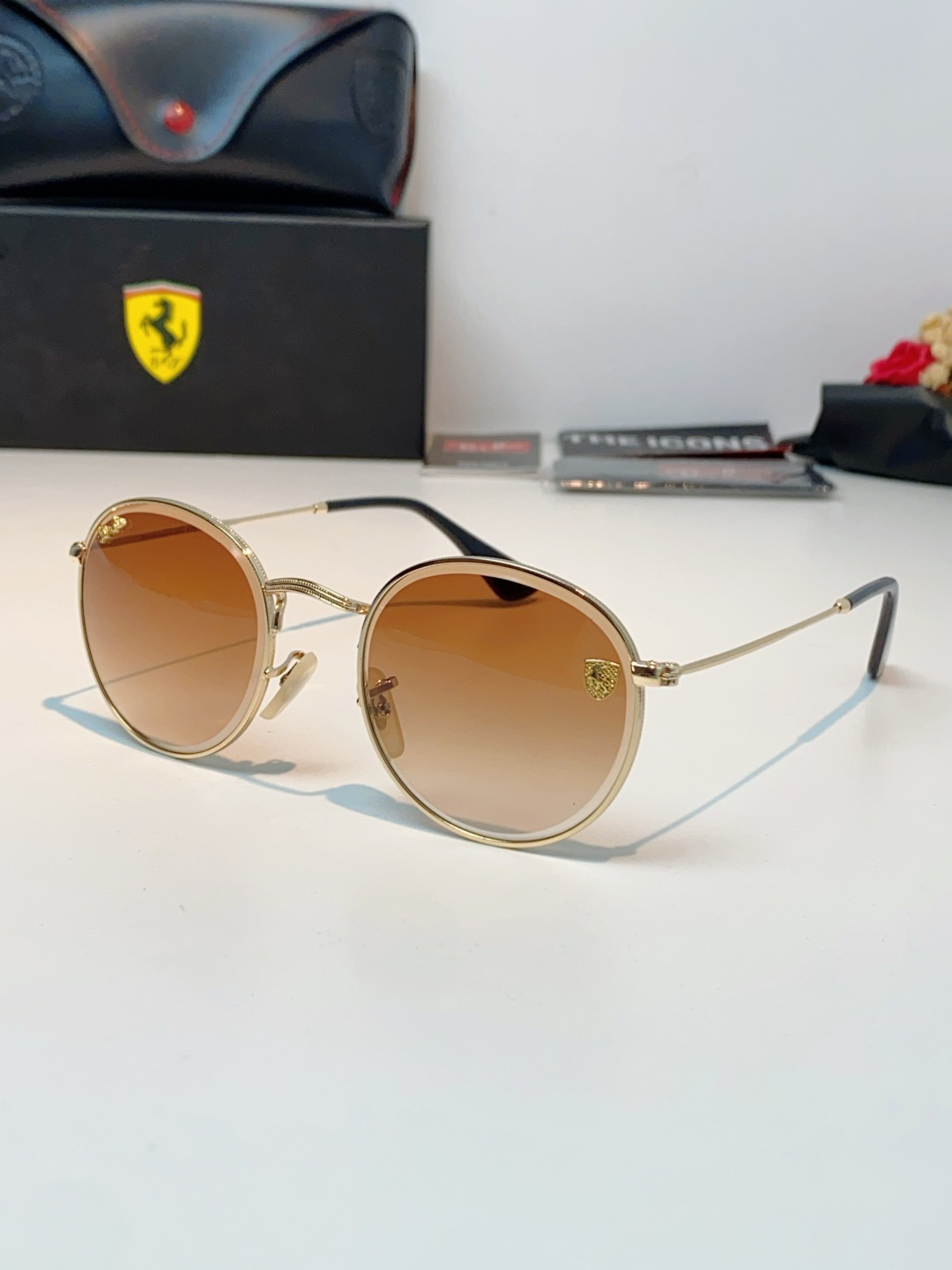 RayBan雷朋 Ferrari联名复古圆框太阳镜,把超跑的利落格调戴在脸上。哑光细金属镜架纤细轻盈,久戴无压鼻负担,经 RayBan雷朋 Ferrari联名复古圆框太阳镜,把超跑的利落格调戴在脸上。哑光细金属镜架纤细轻盈,久戴无压鼻负担,经