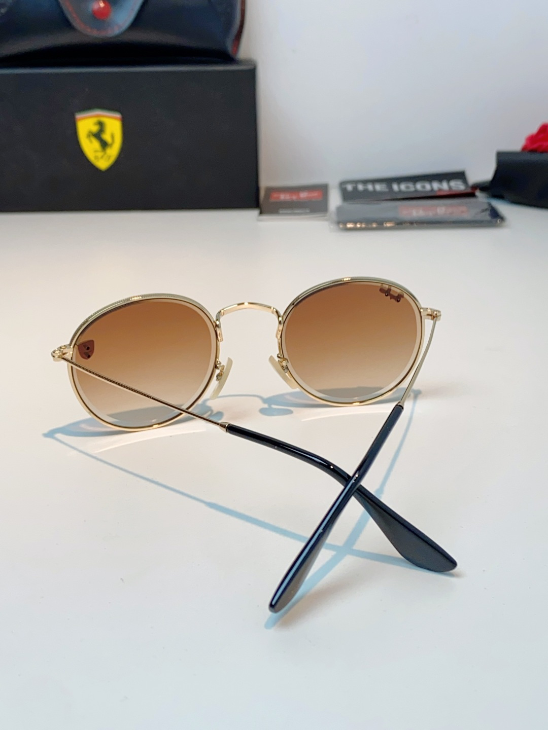 RayBan雷朋 Ferrari联名复古圆框太阳镜,把超跑的利落格调戴在脸上。哑光细金属镜架纤细轻盈,久戴无压鼻负担,经 RayBan雷朋 Ferrari联名复古圆框太阳镜,把超跑的利落格调戴在脸上。哑光细金属镜架纤细轻盈,久戴无压鼻负担,经