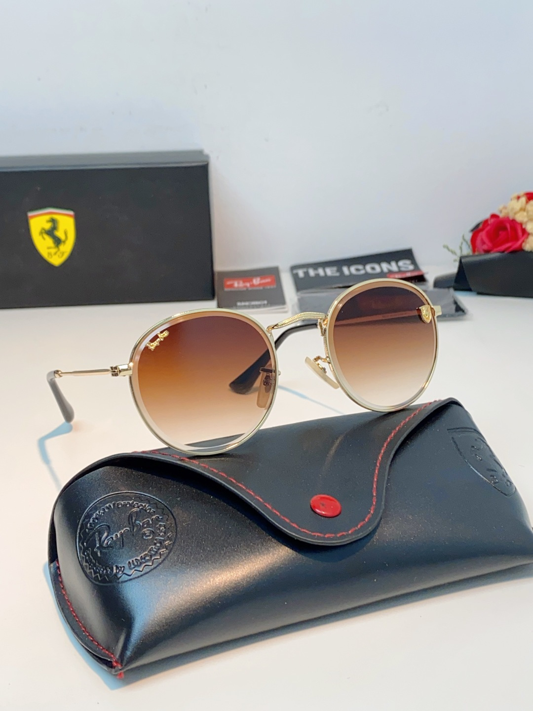 RayBan雷朋 Ferrari联名复古圆框太阳镜,把超跑的利落格调戴在脸上。哑光细金属镜架纤细轻盈,久戴无压鼻负担,经 RayBan雷朋 Ferrari联名复古圆框太阳镜,把超跑的利落格调戴在脸上。哑光细金属镜架纤细轻盈,久戴无压鼻负担,经