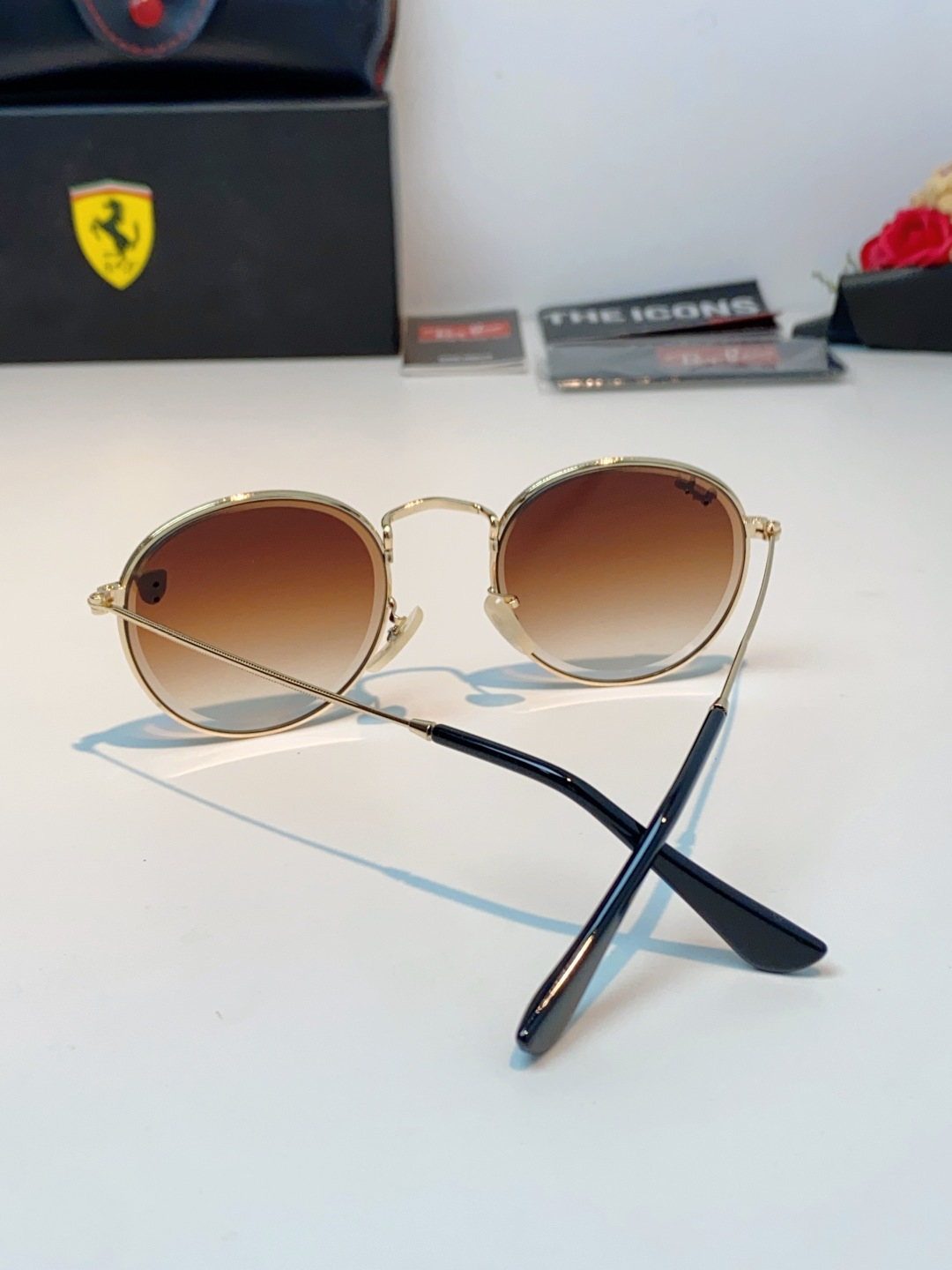 RayBan雷朋 Ferrari联名复古圆框太阳镜,把超跑的利落格调戴在脸上。哑光细金属镜架纤细轻盈,久戴无压鼻负担,经 RayBan雷朋 Ferrari联名复古圆框太阳镜,把超跑的利落格调戴在脸上。哑光细金属镜架纤细轻盈,久戴无压鼻负担,经