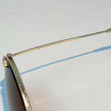 RayBan雷朋 Ferrari联名复古圆框太阳镜,把超跑的利落格调戴在脸上。哑光细金属镜架纤细轻盈,久戴无压鼻负担,经 RayBan雷朋 Ferrari联名复古圆框太阳镜,把超跑的利落格调戴在脸上。哑光细金属镜架纤细轻盈,久戴无压鼻负担,经