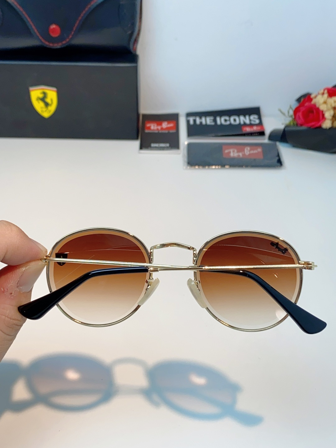 RayBan雷朋 Ferrari联名复古圆框太阳镜,把超跑的利落格调戴在脸上。哑光细金属镜架纤细轻盈,久戴无压鼻负担,经 RayBan雷朋 Ferrari联名复古圆框太阳镜,把超跑的利落格调戴在脸上。哑光细金属镜架纤细轻盈,久戴无压鼻负担,经