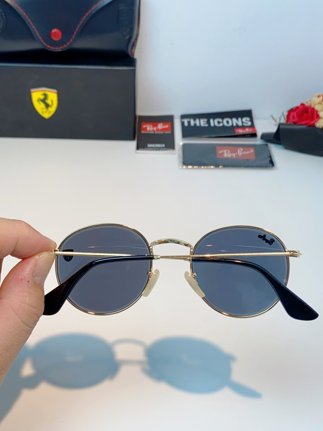 RayBan雷朋 Ferrari联名复古圆框太阳镜,把超跑的利落格调戴在脸上。哑光细金属镜架纤细轻盈,久戴无压鼻负担,经 RayBan雷朋 Ferrari联名复古圆框太阳镜,把超跑的利落格调戴在脸上。哑光细金属镜架纤细轻盈,久戴无压鼻负担,经
