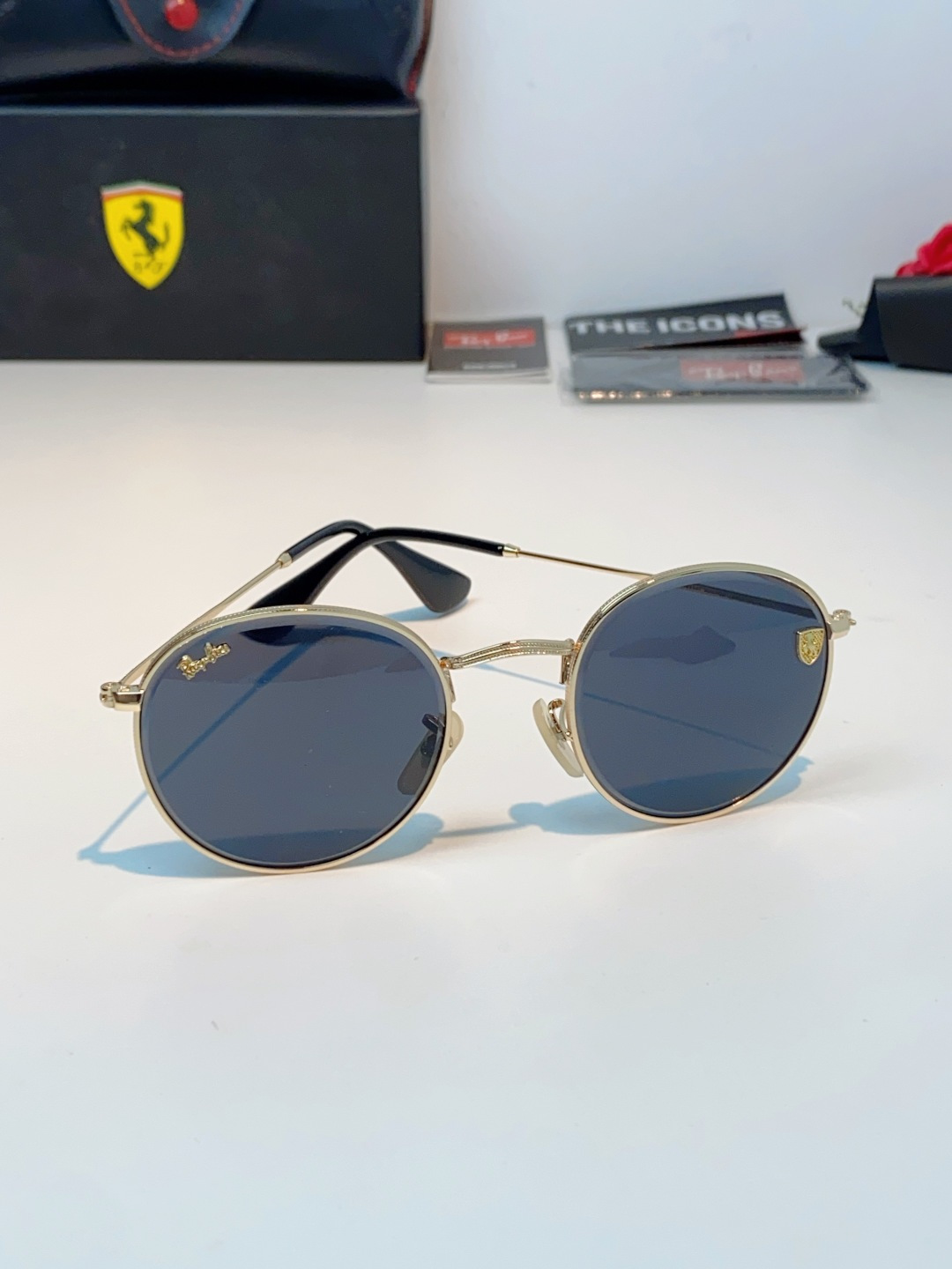RayBan雷朋 Ferrari联名复古圆框太阳镜,把超跑的利落格调戴在脸上。哑光细金属镜架纤细轻盈,久戴无压鼻负担,经 RayBan雷朋 Ferrari联名复古圆框太阳镜,把超跑的利落格调戴在脸上。哑光细金属镜架纤细轻盈,久戴无压鼻负担,经