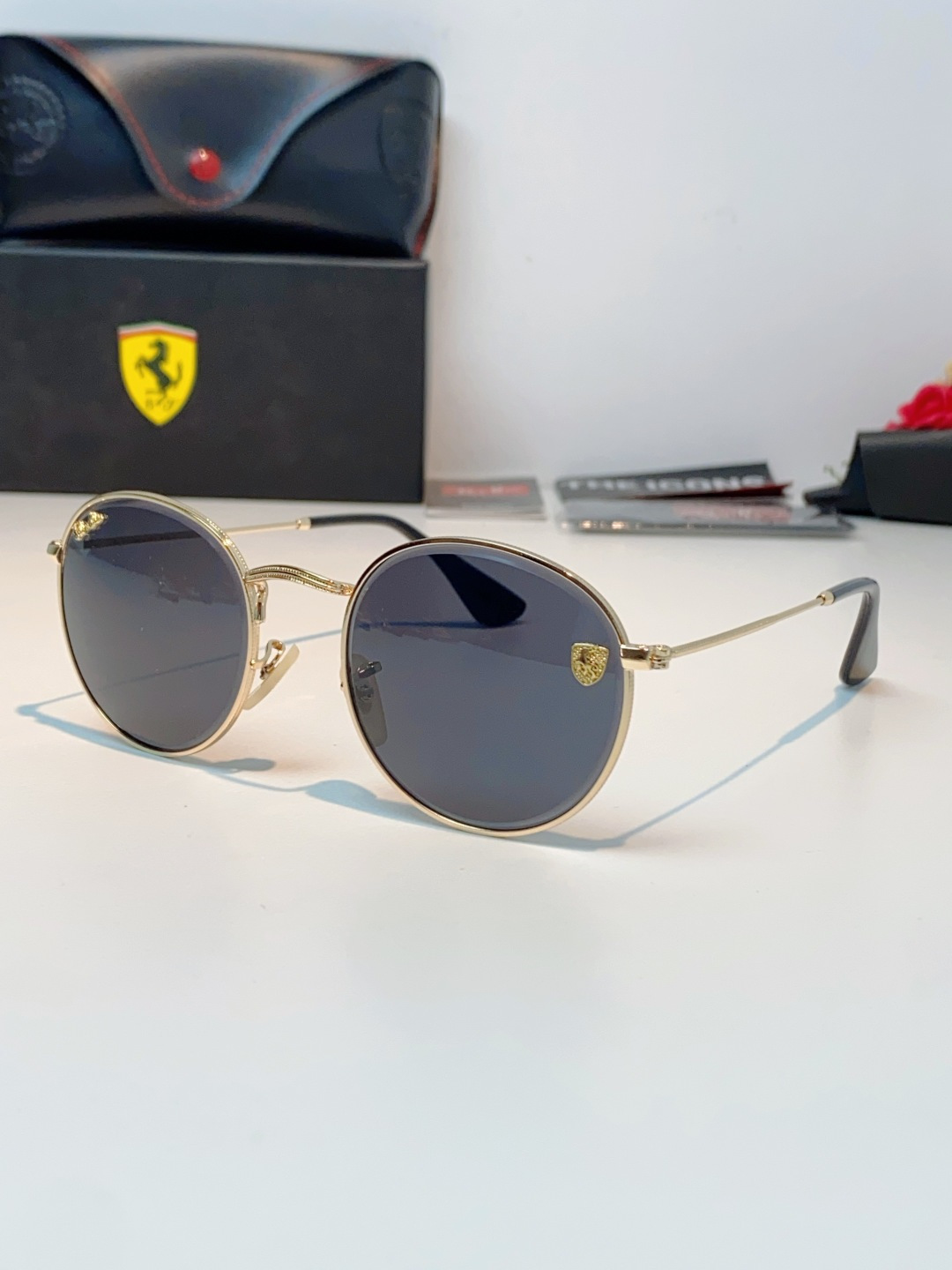 RayBan雷朋 Ferrari联名复古圆框太阳镜,把超跑的利落格调戴在脸上。哑光细金属镜架纤细轻盈,久戴无压鼻负担,经 RayBan雷朋 Ferrari联名复古圆框太阳镜,把超跑的利落格调戴在脸上。哑光细金属镜架纤细轻盈,久戴无压鼻负担,经