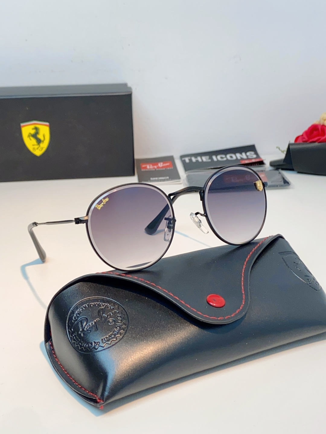 RayBan雷朋 Ferrari联名复古圆框太阳镜,把超跑的利落格调戴在脸上。哑光细金属镜架纤细轻盈,久戴无压鼻负担,经 RayBan雷朋 Ferrari联名复古圆框太阳镜,把超跑的利落格调戴在脸上。哑光细金属镜架纤细轻盈,久戴无压鼻负担,经