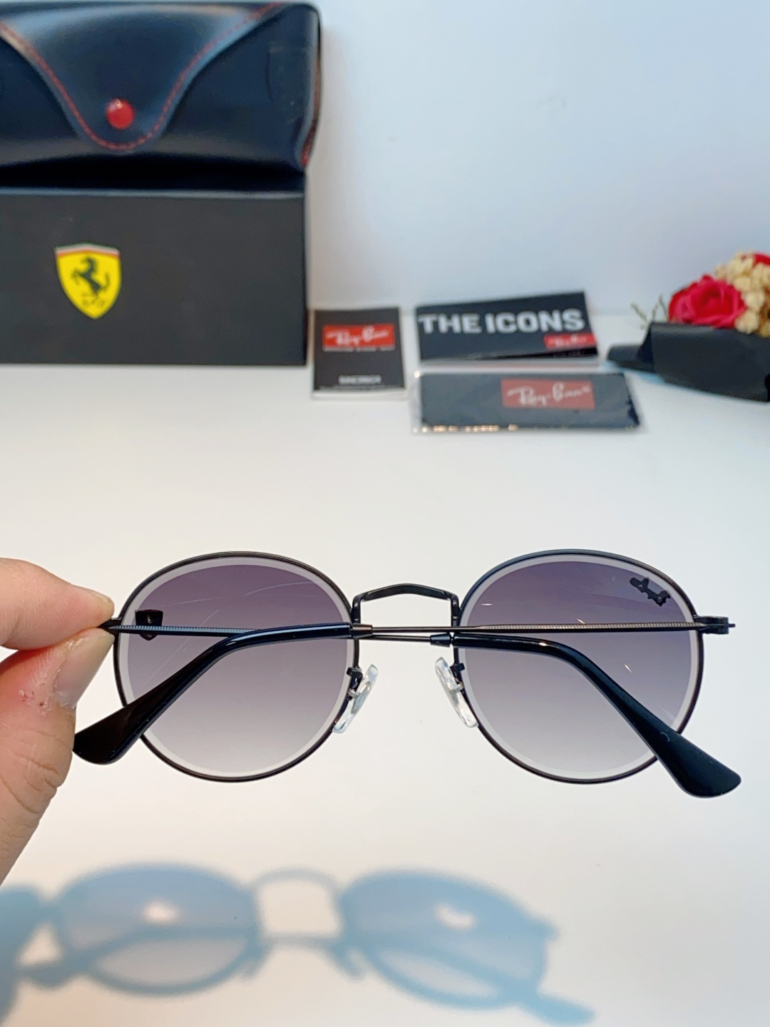 RayBan雷朋 Ferrari联名复古圆框太阳镜,把超跑的利落格调戴在脸上。哑光细金属镜架纤细轻盈,久戴无压鼻负担,经 RayBan雷朋 Ferrari联名复古圆框太阳镜,把超跑的利落格调戴在脸上。哑光细金属镜架纤细轻盈,久戴无压鼻负担,经