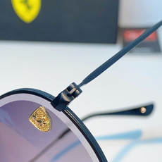 RayBan雷朋 Ferrari联名复古圆框太阳镜,把超跑的利落格调戴在脸上。哑光细金属镜架纤细轻盈,久戴无压鼻负担,经 RayBan雷朋 Ferrari联名复古圆框太阳镜,把超跑的利落格调戴在脸上。哑光细金属镜架纤细轻盈,久戴无压鼻负担,经