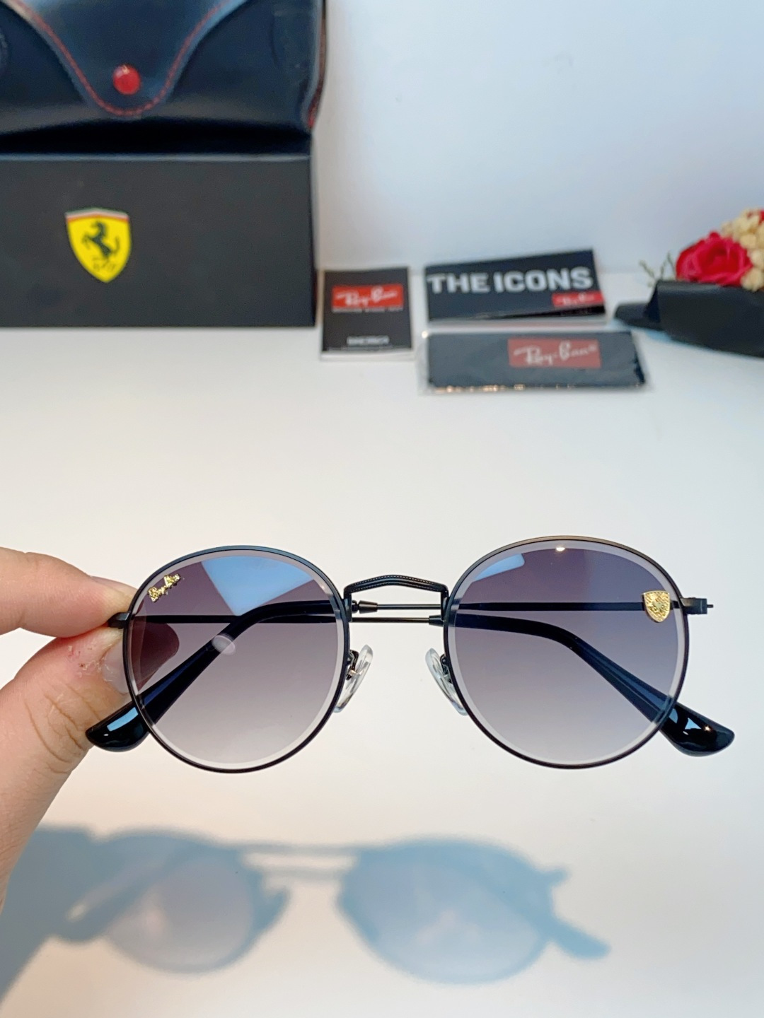 RayBan雷朋 Ferrari联名复古圆框太阳镜,把超跑的利落格调戴在脸上。哑光细金属镜架纤细轻盈,久戴无压鼻负担,经 RayBan雷朋 Ferrari联名复古圆框太阳镜,把超跑的利落格调戴在脸上。哑光细金属镜架纤细轻盈,久戴无压鼻负担,经