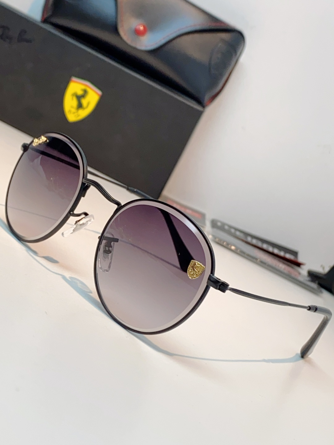 RayBan雷朋 Ferrari联名复古圆框太阳镜,把超跑的利落格调戴在脸上。哑光细金属镜架纤细轻盈,久戴无压鼻负担,经 RayBan雷朋 Ferrari联名复古圆框太阳镜,把超跑的利落格调戴在脸上。哑光细金属镜架纤细轻盈,久戴无压鼻负担,经