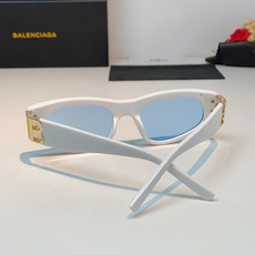 Balenciaga巴黎世家 白框蓝片猫眼墨镜也太清爽了吧💙,经典小猫眼版型超修饰脸型,上扬镜框直接拉长脸部线条,素颜戴 Balenciaga巴黎世家 白框蓝片猫眼墨镜也太清爽了吧💙,经典小猫眼版型超修饰脸型,上扬镜框直接拉长脸部线条,素颜戴