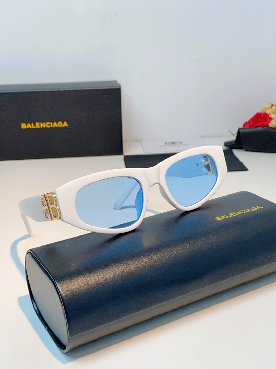 Balenciaga巴黎世家 白框蓝片猫眼墨镜也太清爽了吧💙,经典小猫眼版型超修饰脸型,上扬镜框直接拉长脸部线条,素颜戴 Balenciaga巴黎世家 白框蓝片猫眼墨镜也太清爽了吧💙,经典小猫眼版型超修饰脸型,上扬镜框直接拉长脸部线条,素颜戴