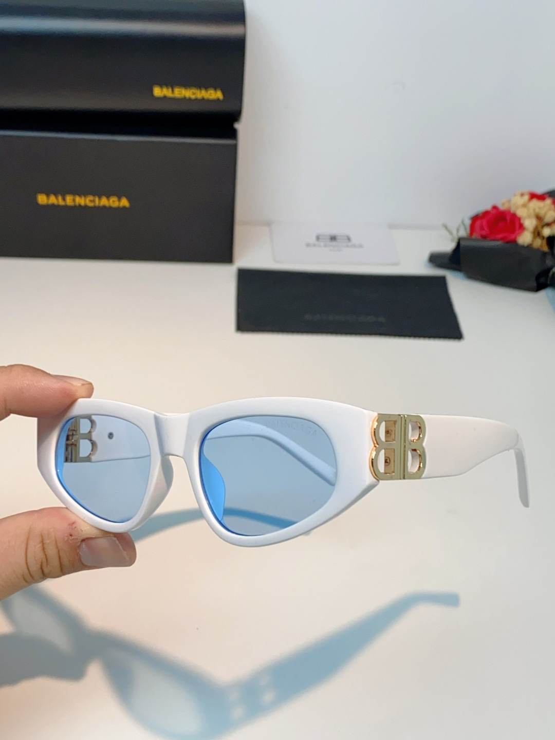 Balenciaga巴黎世家 白框蓝片猫眼墨镜也太清爽了吧💙,经典小猫眼版型超修饰脸型,上扬镜框直接拉长脸部线条,素颜戴 Balenciaga巴黎世家 白框蓝片猫眼墨镜也太清爽了吧💙,经典小猫眼版型超修饰脸型,上扬镜框直接拉长脸部线条,素颜戴
