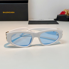 Balenciaga巴黎世家 白框蓝片猫眼墨镜也太清爽了吧💙,经典小猫眼版型超修饰脸型,上扬镜框直接拉长脸部线条,素颜戴 Balenciaga巴黎世家 白框蓝片猫眼墨镜也太清爽了吧💙,经典小猫眼版型超修饰脸型,上扬镜框直接拉长脸部线条,素颜戴
