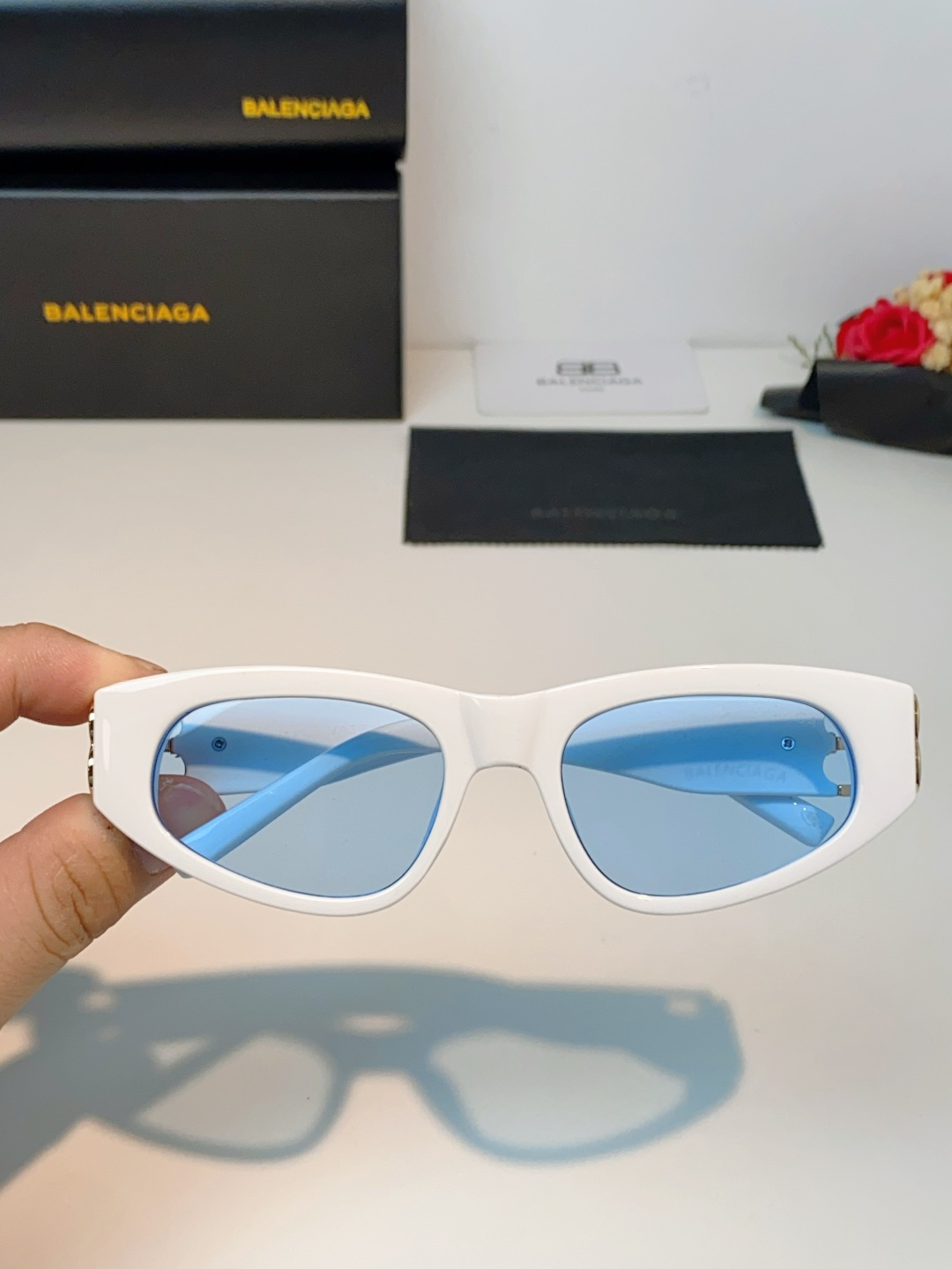 Balenciaga巴黎世家 白框蓝片猫眼墨镜也太清爽了吧💙,经典小猫眼版型超修饰脸型,上扬镜框直接拉长脸部线条,素颜戴 Balenciaga巴黎世家 白框蓝片猫眼墨镜也太清爽了吧💙,经典小猫眼版型超修饰脸型,上扬镜框直接拉长脸部线条,素颜戴