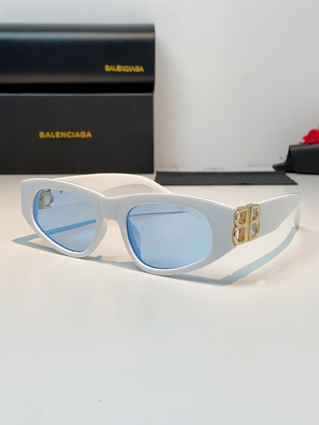 Balenciaga巴黎世家 白框蓝片猫眼墨镜也太清爽了吧💙,经典小猫眼版型超修饰脸型,上扬镜框直接拉长脸部线条,素颜戴 Balenciaga巴黎世家 白框蓝片猫眼墨镜也太清爽了吧💙,经典小猫眼版型超修饰脸型,上扬镜框直接拉长脸部线条,素颜戴