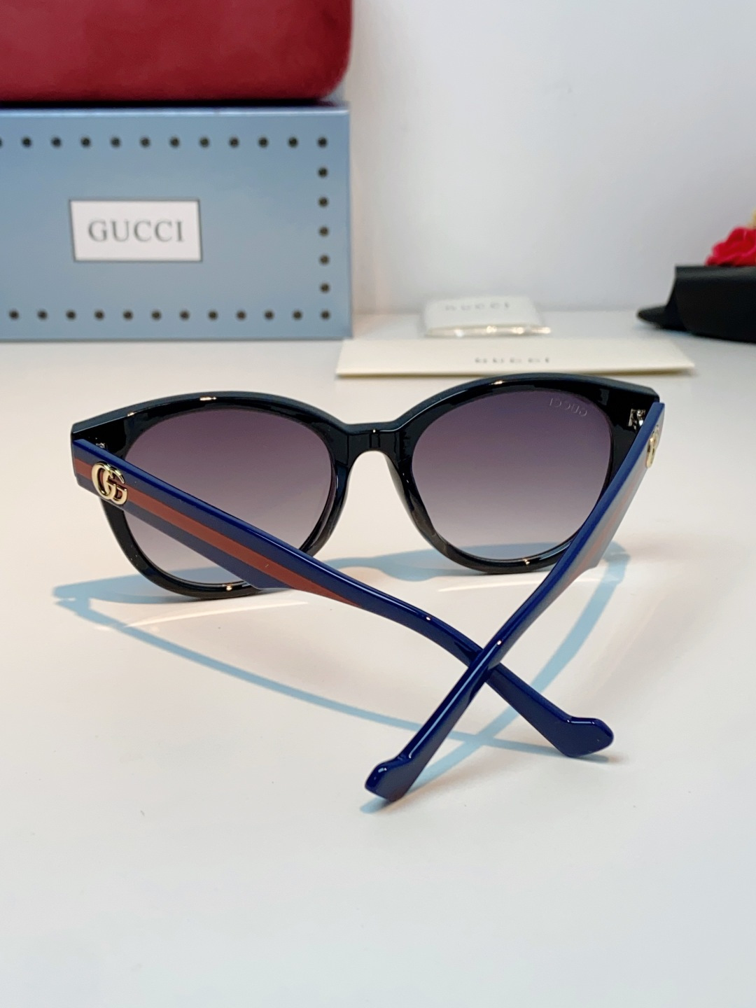 Gucci古奇 2026新款意式复古格调,这款猫眼圆框墨镜是日常穿搭的百搭王牌。亮黑高润镜框,圆润偏猫眼的框型线条流畅柔 Gucci古奇 2026新款意式复古格调,这款猫眼圆框墨镜是日常穿搭的百搭王牌。亮黑高润镜框,圆润偏猫眼的框型线条流畅柔