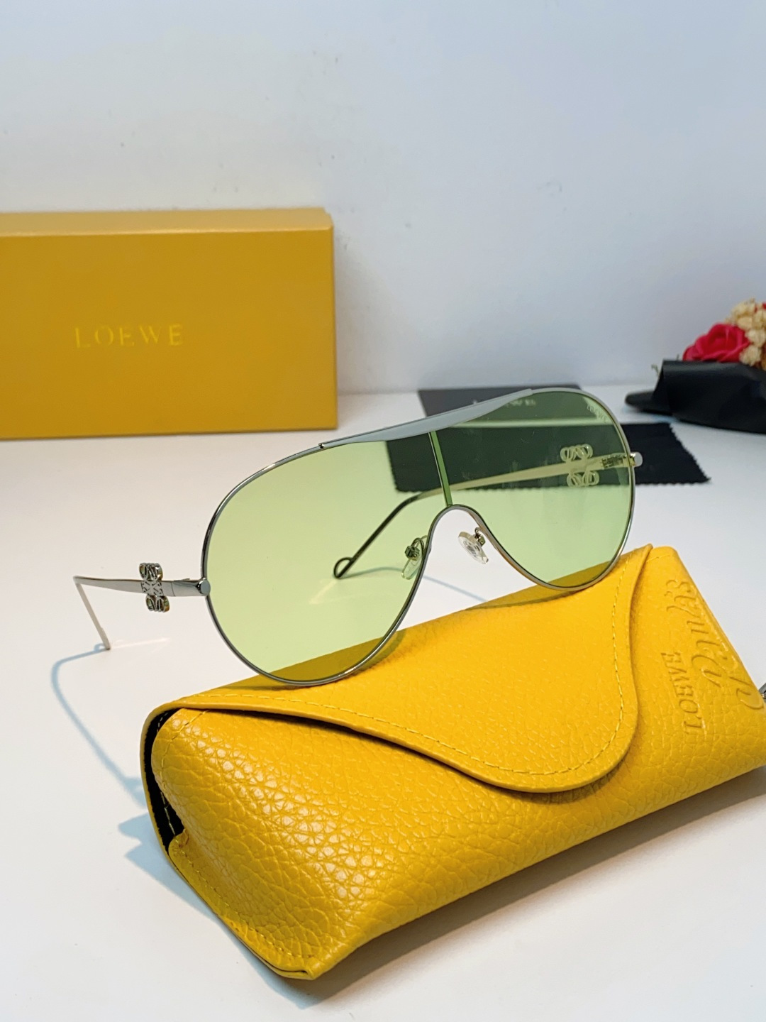 Loewe罗意威 2026新款自带慵懒大牌感的连体飞行员墨镜,夏日出行颜值天花板✨ 一体式无边风镜造型,流畅大圆弧轮廓 Loewe罗意威 2026新款自带慵懒大牌感的连体飞行员墨镜,夏日出行颜值天花板✨ 一体式无边风镜造型,流畅大圆弧轮廓