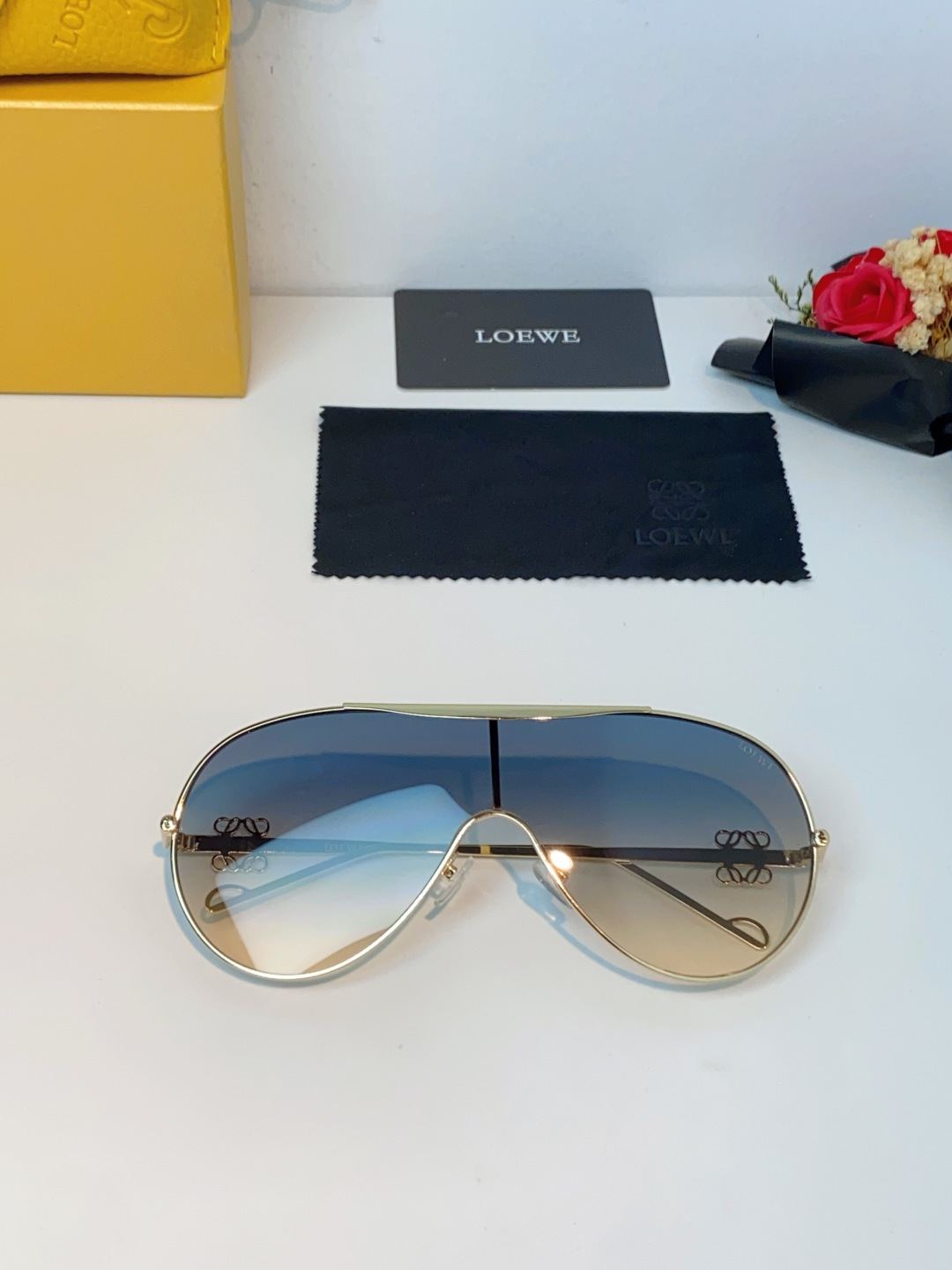 Loewe罗意威 2026新款自带慵懒大牌感的连体飞行员墨镜,夏日出行颜值天花板✨ 一体式无边风镜造型,流畅大圆弧轮廓 Loewe罗意威 2026新款自带慵懒大牌感的连体飞行员墨镜,夏日出行颜值天花板✨ 一体式无边风镜造型,流畅大圆弧轮廓